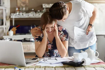 Si una vivienda tiene deudas pendientes, ¿las paga el comprador o el vendedor?