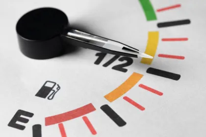 ¿Merece la pena repostar en gasolineras low cost? Ventajas y ahorro real