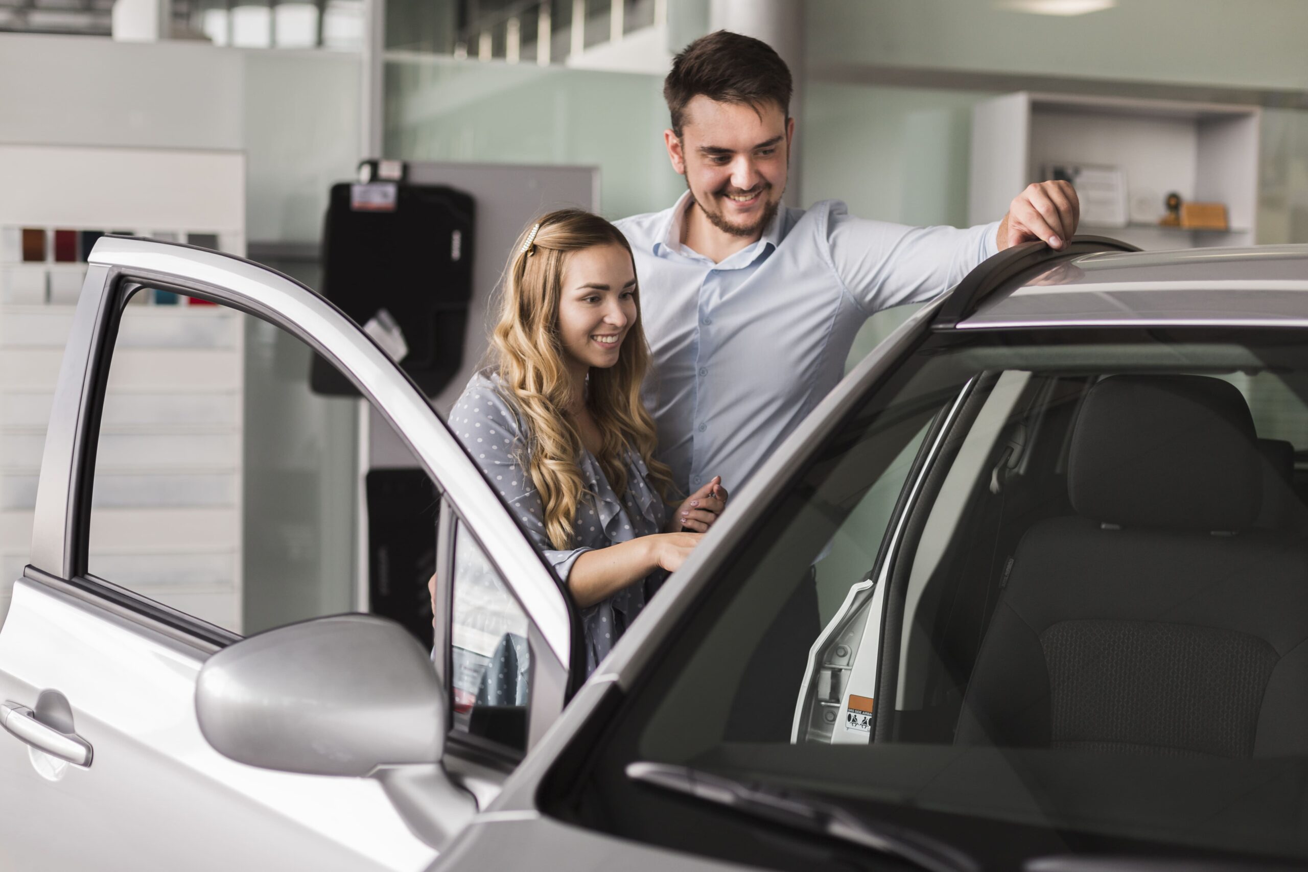 Encontrar un coche de alquiler sin franquicia es muy difícil, si no imposible: la mayoría incluye la limitación de responsabilidad por daños y protección contra robo como franquicia del coche de alquiler. Estas dos pólizas, que se firmarán junto con el alquiler del vehículo, prevén un umbral a pagar por el conductor que suele oscilar entre 600 euros y 3.500 euros. 