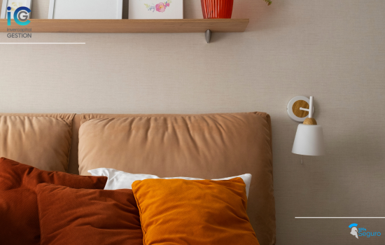 Alquilar por habitaciones puede aumentar tus ingresos entre un 30 % y un 50 %. Cada habitación se alquila a un precio que, sumado, supera con creces lo que conseguirías arrendando el piso entero. Ideal en zonas con alta demanda, como áreas universitarias o centros de negocios.